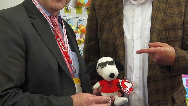 "So cool", sagt Oberbürgermeister Frank Rebhan mit Heinz Drahnsfeld und lacht, "ist nur einer".  Foto: Berthold Köhler