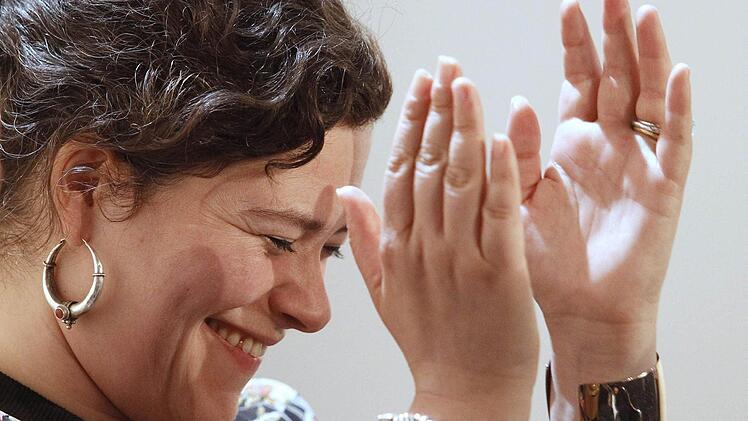 Nora Gomringer freut sich am Sonntag über ihren Sieg beim Bachmann-Wettbewerb in Klagenfurt. Foto: Gert Eggenberger/dpa