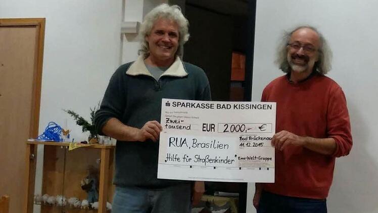 Dirk Hönerlage (rechts) überreichte einen Scheck der Eine-Welt-Gruppe über 2000 Euro an Michael Scholze, die für Hilfe der Straßenkinder in Recife verwendet werden. Foto: Brigitta Kempe-Wolf