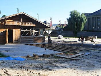 Der Strand zieht sich zur&uuml;ck: Die Liegest&uuml;hle und Tische sind zusammengeklappt, die gastronomische Infrastruktur ist am Verschwinden.Erst im Mai 2017 wieder ge&ouml;ffnet. Fotos: Sebastian Els&auml;sser