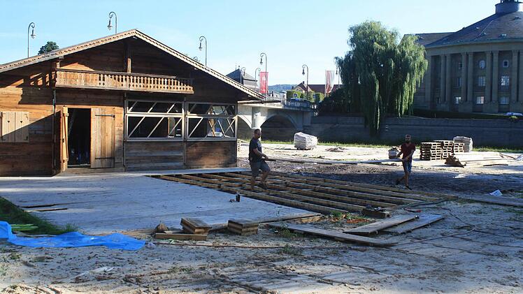 Der Strand zieht sich zur&uuml;ck: Die Liegest&uuml;hle und Tische sind zusammengeklappt, die gastronomische Infrastruktur ist am Verschwinden.Erst im Mai 2017 wieder ge&ouml;ffnet. Fotos: Sebastian Els&auml;sser