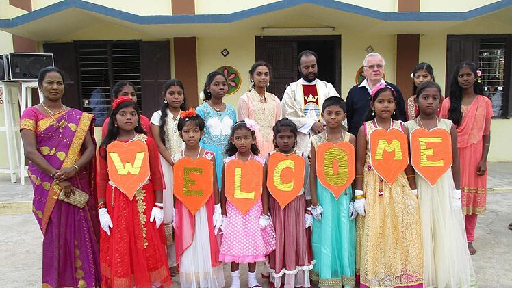 Überall wurde der Gast aus Bayern mit enormer Herzlichkeit empfangen. Und mancherorts hatte man sich sogar ganz spezielle Begrüßungszeremonien einfallen lassen.  Fotos: Archiv Alfred Schäfer