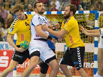 Ähnlich wie im Hinspiel in Coburg wird es auch am Samstag in Solingen am Kreis mächtig zur Sache gehen: Hier behaupten sich die HSC-Spieler Philipp Barsties (links) und Sebastian Weber (rechts) gegen Moritz Preuss.  Foto: Uwe Gick/Archiv