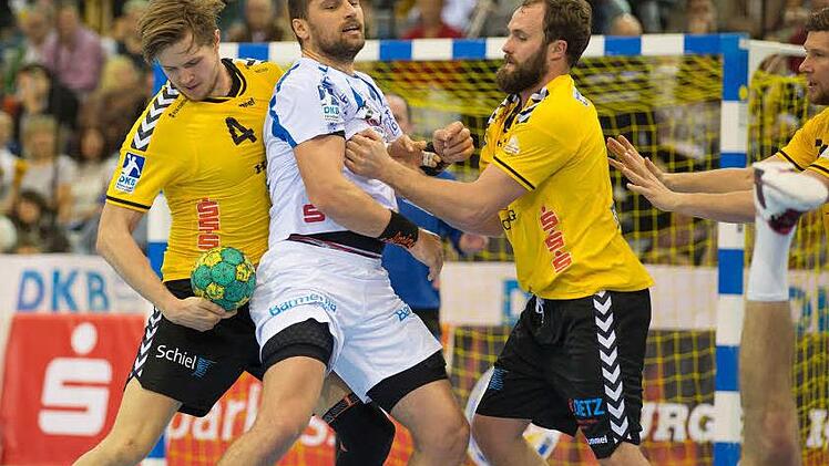 Ähnlich wie im Hinspiel in Coburg wird es auch am Samstag in Solingen am Kreis mächtig zur Sache gehen: Hier behaupten sich die HSC-Spieler Philipp Barsties (links) und Sebastian Weber (rechts) gegen Moritz Preuss.  Foto: Uwe Gick/Archiv