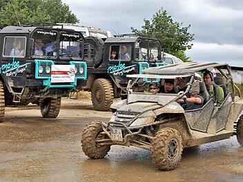 In den verschiedenen Fahrzeugen konnten Besucher mitfahren, durch Wasser und Matsch. Fotos: Sigismund von Dobschütz