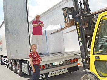 Eine Million Plastikverschlüsse, verpackt in zahlreichen Big-Bags, verlassen hier den Bauhof in Birkach und gehen auf die Reise zum Recycling. Klaus Stengl und Anne Spörl beobachteten mit Freude die Verladung, denn aus dem Erlös werden Kinderleben gerettet. Foto: K.- H. Hofmann