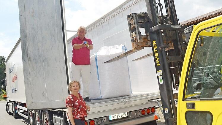 Eine Million Plastikverschlüsse, verpackt in zahlreichen Big-Bags, verlassen hier den Bauhof in Birkach und gehen auf die Reise zum Recycling. Klaus Stengl und Anne Spörl beobachteten mit Freude die Verladung, denn aus dem Erlös werden Kinderleben gerettet. Foto: K.- H. Hofmann