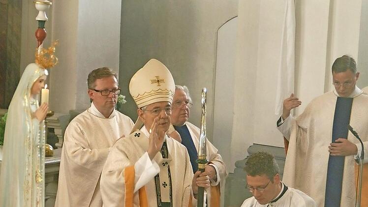 Bambergs Erzbischof Ludwig Schick kam nach Maria Limbach, um gemeinsam mit Wallfahrtspfarrer Ottmar Pottler und weiteren Priestern des Fatima-Apostolats den feierlichen Gottesdienst zu zelebrieren.