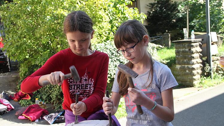 Melissa und Alina (v. li.) arbeiten gemeinsam an einem Herz.