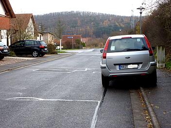 Die kommunale Parküberwachung war das beherrschende Thema der Sander Bürgerversammlung. Fakt ist: Wer widerrechtlich auf dem Gehsteig parkt, riskiert einen Strafzettel.Alfons Beuerlein