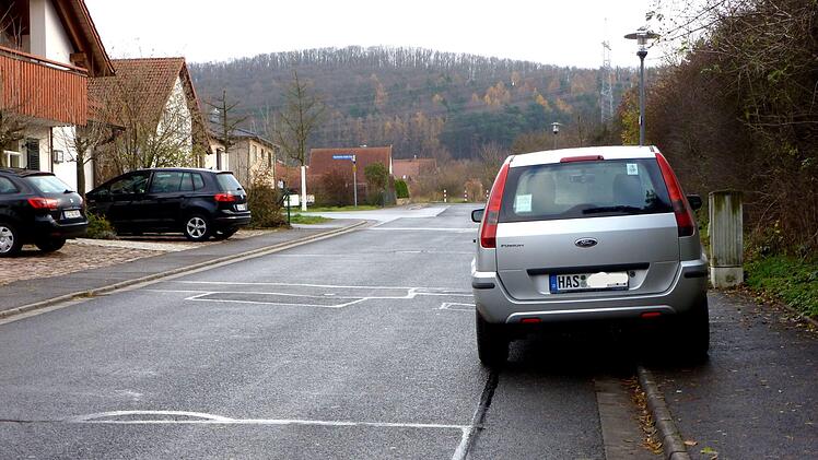 Die kommunale Parküberwachung war das beherrschende Thema der Sander Bürgerversammlung. Fakt ist: Wer widerrechtlich auf dem Gehsteig parkt, riskiert einen Strafzettel.Alfons Beuerlein