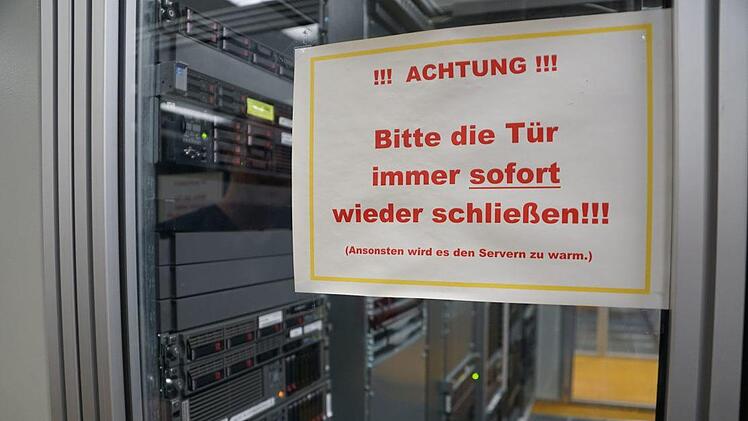 Die Ger&auml;te produzieren viel W&auml;rme, die durch Luft- oder Wasserk&uuml;hlung abgef&uuml;hrt wird. Thermof&uuml;hler &uuml;berwachen die optimale Betriebstemperatur.  Foto: Pascale Ferry