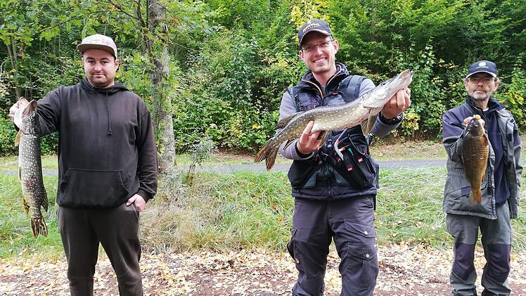 Herbstangeln beim Verein der Sportangler e.V. Bad Kissingen: Alexander Ferrari siegte vor Sebastian Etzel und Rudolf Ottlinger.  Foto: Udo Sell