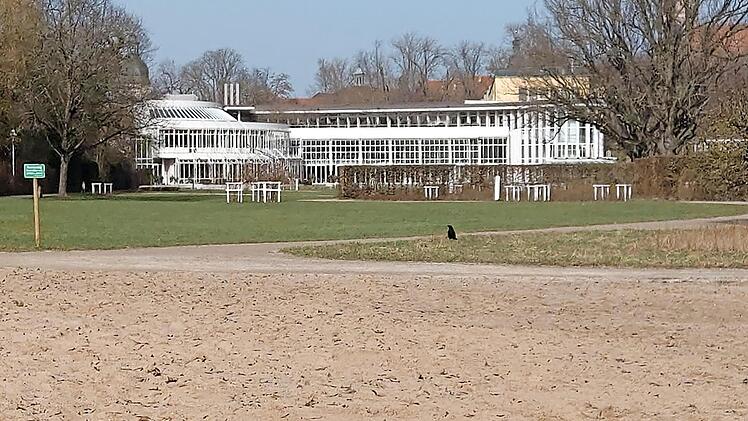 Der Sand vom "Strand" ist noch da, aber ob es dieses Jahr wieder einen "Stadtstrand" am Sintflutbrunnen im Rosengarten geben wird, ist noch nicht entschieden.