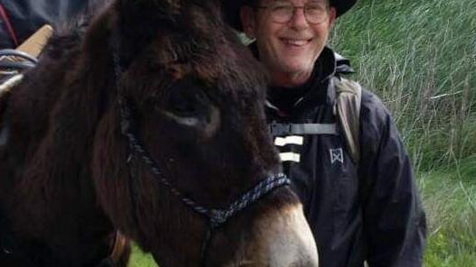 Beau mit seinem Vorbesitzer auf Wanderschaft