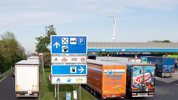 Lkw-Parkplätze auf Autobahn