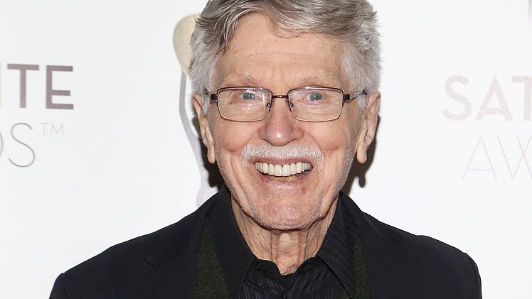 Als Hauptdarsteller in "Alien" (1979), "Magnolien aus Stahl" (1989) und "Aus der Mitte entspringt ein Flu&szlig;" (1992) begeisterte Tom Skerritt auf der gro&szlig;en Leinwand, f&uuml;r seine Rolle in der TV-Serie "Picket Fences" (1992-1996) erhielt er den Emmy.