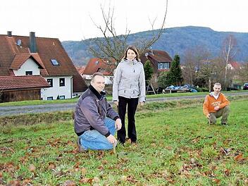 Frank Höfer (links) und Ehefrau Rebecca stecken mit René Langner schon mal die Eckpunkte des Stalles ab, in dem sie künftig Hühner, Wachteln, Enten, Gänse und Hasen halten wollen. Foto: Sigismund von Dobschütz