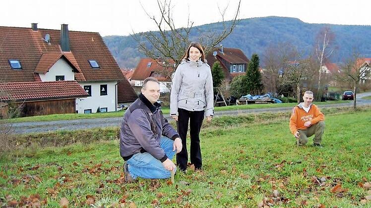 Frank Höfer (links) und Ehefrau Rebecca stecken mit René Langner schon mal die Eckpunkte des Stalles ab, in dem sie künftig Hühner, Wachteln, Enten, Gänse und Hasen halten wollen. Foto: Sigismund von Dobschütz