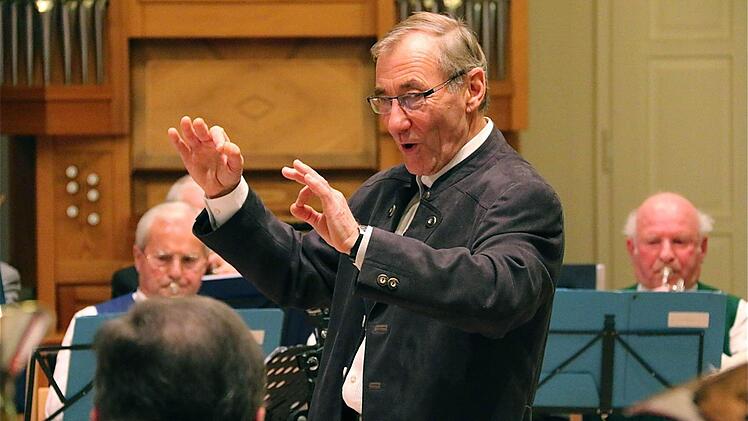 Seit 15 Jahren schwingt Dirigent Erhard Rada den Taktstock für das Seniorenblasorchester.  Foto: Gerd Schaar