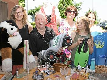 Gute Stimmung beim Flohmarkt-Testlauf: Initiatorin Elke Seeler mit Dieter, Heike und Ricarda Reinersmann und Corina Lengenfelder Foto: Sylvia Hubele