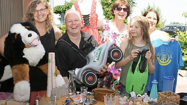 Gute Stimmung beim Flohmarkt-Testlauf: Initiatorin Elke Seeler mit Dieter, Heike und Ricarda Reinersmann und Corina Lengenfelder Foto: Sylvia Hubele
