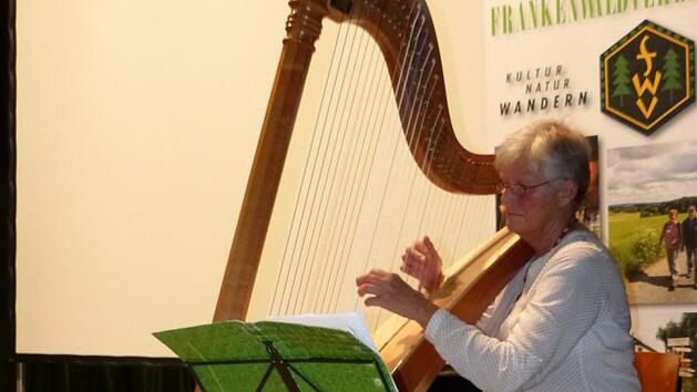 Harfenistin Gabi Reil verlieh dem Festakt in der Frankenwaldhalle mit ihrem Spiel eine besondere Note.Klaus-Peter Wulf