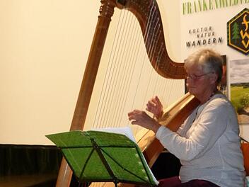 Harfenistin Gabi Reil verlieh dem Festakt in der Frankenwaldhalle mit ihrem Spiel eine besondere Note.Klaus-Peter Wulf