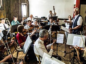 Reichlich Beifall verdiente sich der Musizierkreis Neustadt mit seiner Kaffeehausmusik im Saal des Landgasthofes in Meilschnitz.Foto: Jochen Berger