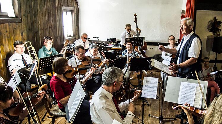 Reichlich Beifall verdiente sich der Musizierkreis Neustadt mit seiner Kaffeehausmusik im Saal des Landgasthofes in Meilschnitz.Foto: Jochen Berger
