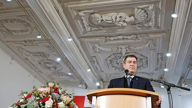 Im Januar war Ministerpräsident Markus Söder Gast in der Alten Aula mit ihrer historischen Stuckdecke. Seit 25 Jahren ist sie die "gute Stube" der Stadt Münnerstadt.  Foto: Archiv/Heike Beudert.