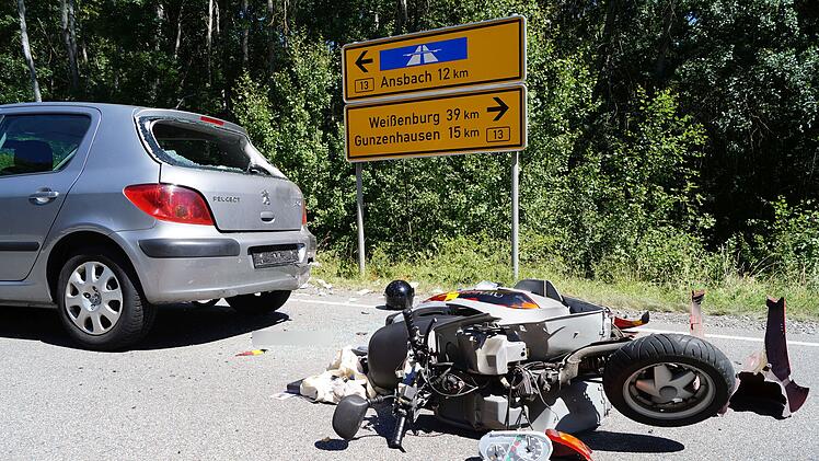 Rollerfahrer kracht ins Heck von Auto