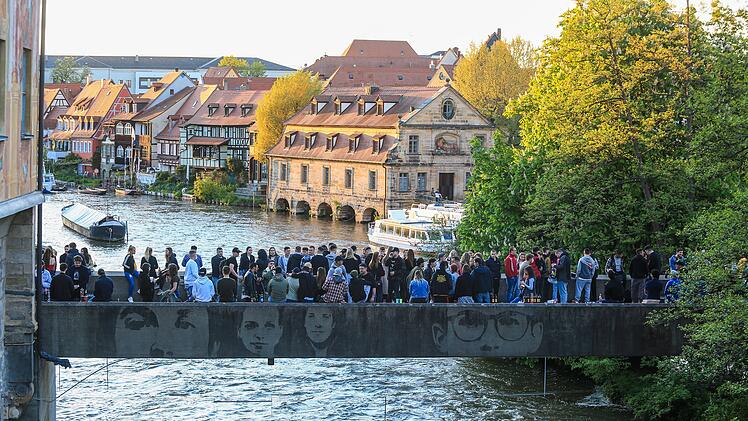 Partybrücke in Bamberg: Menschen feiern ohne Abstand und Masken