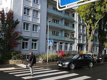 An Zebrastreifen ist gegenseitige Rücksicht gefragt, sonst passieren dort mitunter schnell Unfälle, bei denen Menschen verletzt werden. Im Bild quert eine Passantin mithilfe eines Zebrastreifens in der Bad Kissinger Maxstraße die Fahrbahn. Foto: Rebecca Vogt