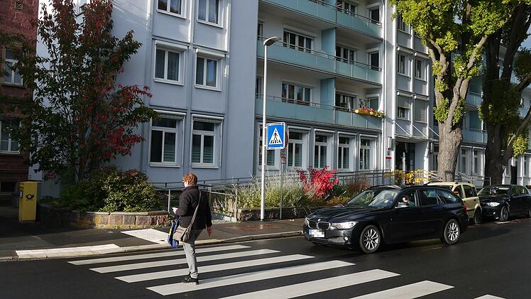 An Zebrastreifen ist gegenseitige Rücksicht gefragt, sonst passieren dort mitunter schnell Unfälle, bei denen Menschen verletzt werden. Im Bild quert eine Passantin mithilfe eines Zebrastreifens in der Bad Kissinger Maxstraße die Fahrbahn. Foto: Rebecca Vogt
