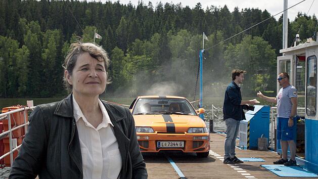 Grete (Maria Hofst&auml;tter) und Stani (Leonard Stirsky H&auml;dler, Mitte) &uuml;berqueren den Moldaustausee Lipno.
