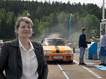 Grete (Maria Hofst&auml;tter) und Stani (Leonard Stirsky H&auml;dler, Mitte) &uuml;berqueren den Moldaustausee Lipno.