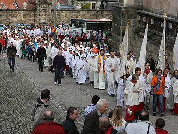 Ein Gottesdienst im Dom beendete den Diözesanministrantentag. Die jungen Messdienerinnen und Messdiener zogen in ihren Gewändern vom Maxplatz auf den Domberg. Foto: Barbara  Herbst