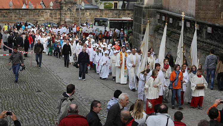 Ein Gottesdienst im Dom beendete den Diözesanministrantentag. Die jungen Messdienerinnen und Messdiener zogen in ihren Gewändern vom Maxplatz auf den Domberg. Foto: Barbara  Herbst