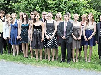 Die Besten eines sehr guten Abitur-Jahrgangs am Arnold-Gymnasium: Die Preisträger des Sozialpreises, der Bergmann-Stiftung und der Klisch-Stiftung Fotos: Thomas Heuchling