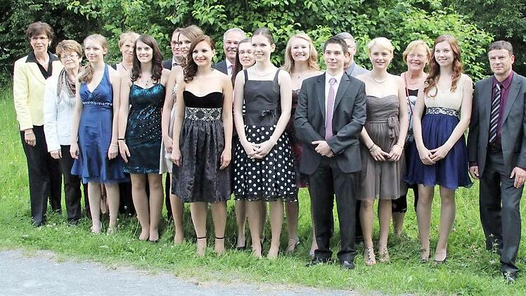 Die Besten eines sehr guten Abitur-Jahrgangs am Arnold-Gymnasium: Die Preisträger des Sozialpreises, der Bergmann-Stiftung und der Klisch-Stiftung Fotos: Thomas Heuchling