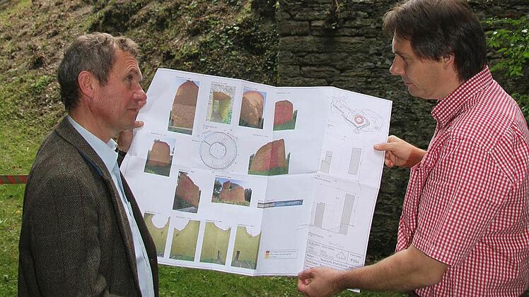 Fritz Maier und Bürgermeister Roland Wolfrum blickeen mit Schrecken auf die Ergebnisse des Ingenieurbüros.