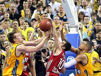 In Berlin war Jared Jordan, der neue Spielmacher der Brose Baskets, ab und an auf verlorenem Posten gegen die aggressive Verteidigung der Hauptst&auml;dter. Doch in den Spielen zuvor zeigte er den Bamberger Fans seine Qualit&auml;t. Foto: dpa