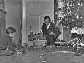 Ein Gewehr lehnt an der Wand, Zinnsoldaten marschieren und eine Kanone droht: Weihnachten während des Ersten Weltkriegs bei einer Bamberger Familie.  Foto: Stadtarchiv