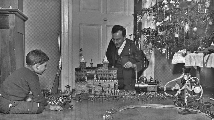 Ein Gewehr lehnt an der Wand, Zinnsoldaten marschieren und eine Kanone droht: Weihnachten während des Ersten Weltkriegs bei einer Bamberger Familie.  Foto: Stadtarchiv