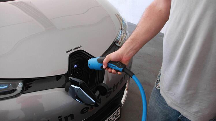 Wer sich einen "Stromer" anschafft, bekommt eine Prämie. Wirkt der Kauf-Anreiz? Eine Familie aus Nüdlingen macht den Test. Ob Alexander Stahl eine Tankstelle bald nur noch anfährt, um den Reifendruck zu kontrollieren? Foto: Carmen Schmitt