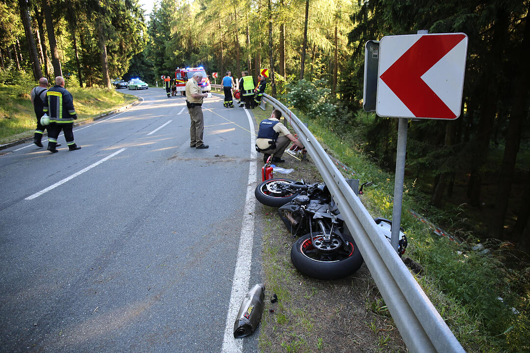 Kreis Hof: 25-Jähriger verliert Kontrolle über Motorrad