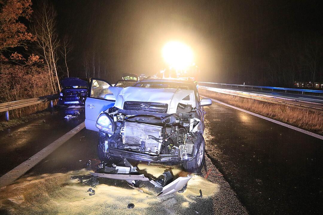 Drei Fahrzeuge krachen in Unfallstelle
