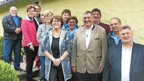 Ihren 70. Geburtstag feierte Waltraud Aßmann (vorne, Mitte) mit zahlreichen Gästen. Foto: Werner Reißaus