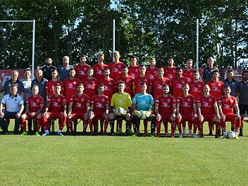 Mit dieser Mannschaft geht der TSV Aubstadt in die Saison 2019/20 in der Regionalliga Bayern: Physiotherapeut Matthias Barthelmes (hinten von links), Spartenleiter G&uuml;nter Schirling, Ben M&uuml;ller, Jona K&ouml;hler, Steffen Behr, Marcus Kreckel, Jannik Binder, Timo Pitter, Philipp Katzenberger, Betreuer Peter Grunau und Torwarttrainer Holger Pecat (Mitte von links), Mannschaftsarzt Dr. Veith Winkelbach, Mannschaftsarzt Dr. Peter Trus, Lukas Barthelmes, Daniel Leicht, Dominik Grader, Patrick Kirsten, C...